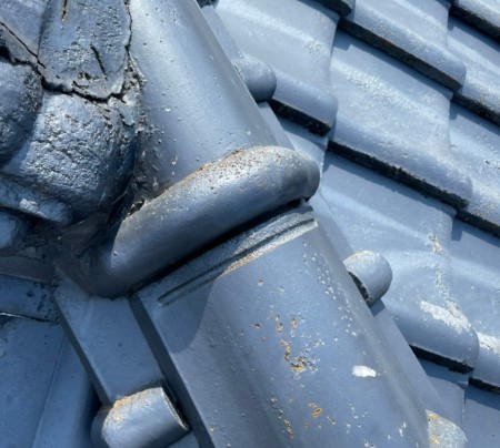 隅棟瓦　ズレて隙間が開いている